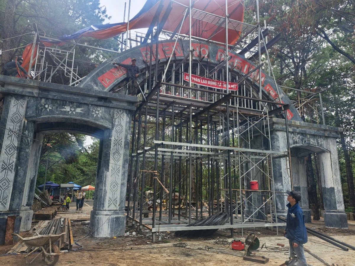 Khu cổng chính được làm bằng đá.