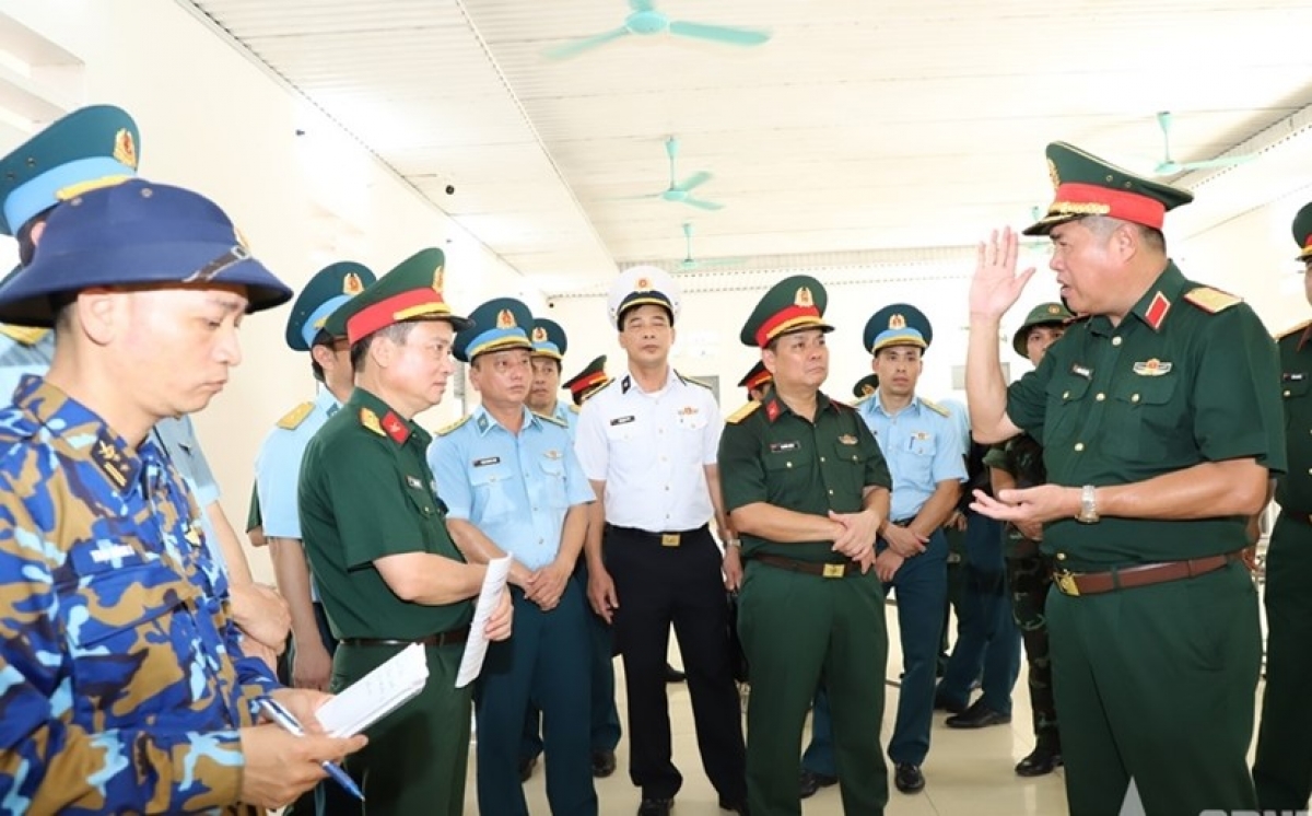 Thiếu tướng Huỳnh Tấn Hùng và đoàn công tác
