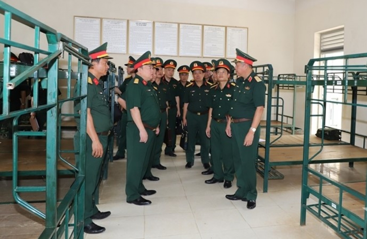 Đoàn công tác kiểm tra nơi ở cho lực lượng tham gia diễu binh, diễu hành