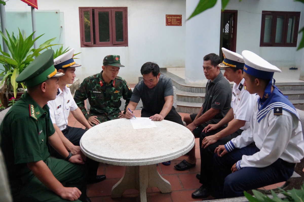 Ký biên bản bàn giao bệnh nhân cho chủ tàu