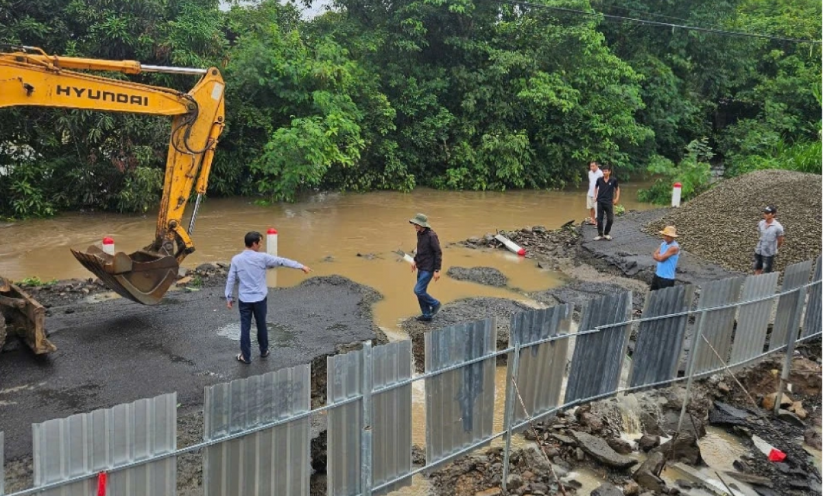 Đoạn Quốc lộ 15 qua huyện Phú Thiện- Gia Lai bị ngập, và xói lở do lũ. (ảnh: Sở Xây dựng Gia Lai)