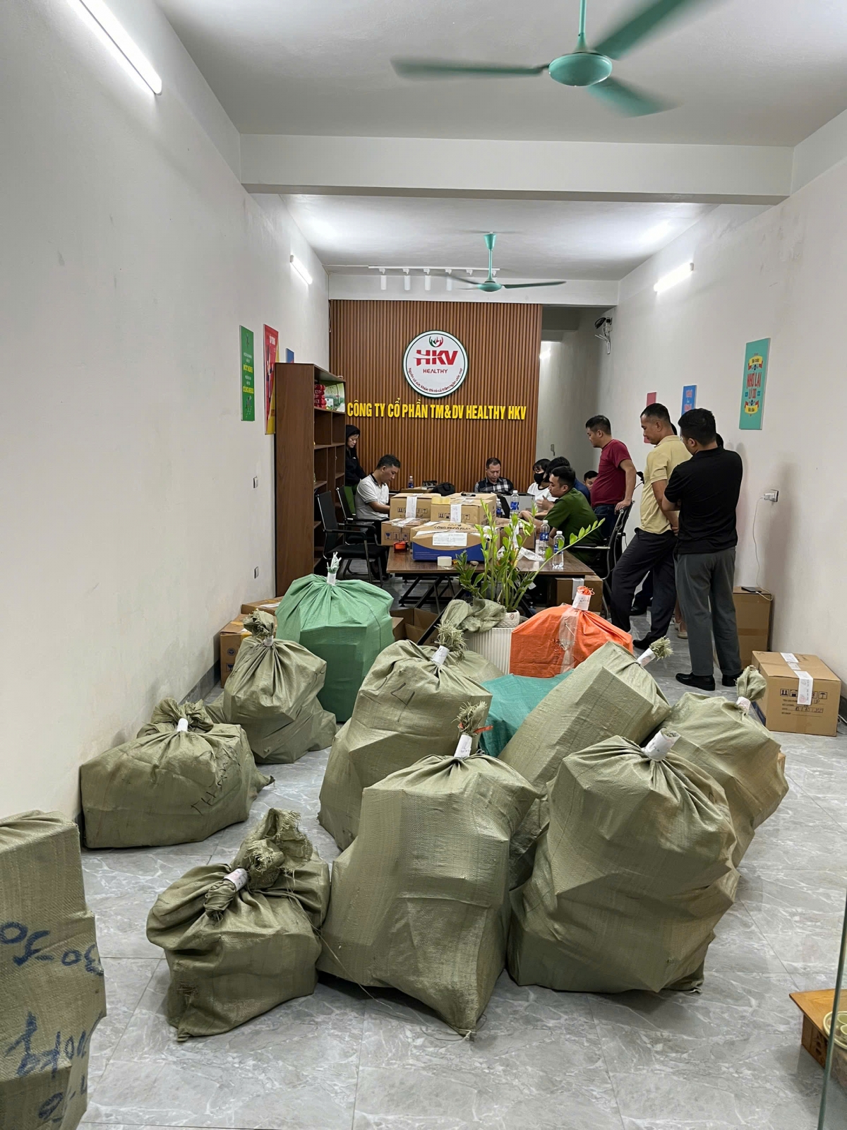 Lực lượng chức năng khám xét, thu giữ hàng giả, hàng cấm trong vụ án ở Nam Cường, Yên Bái.