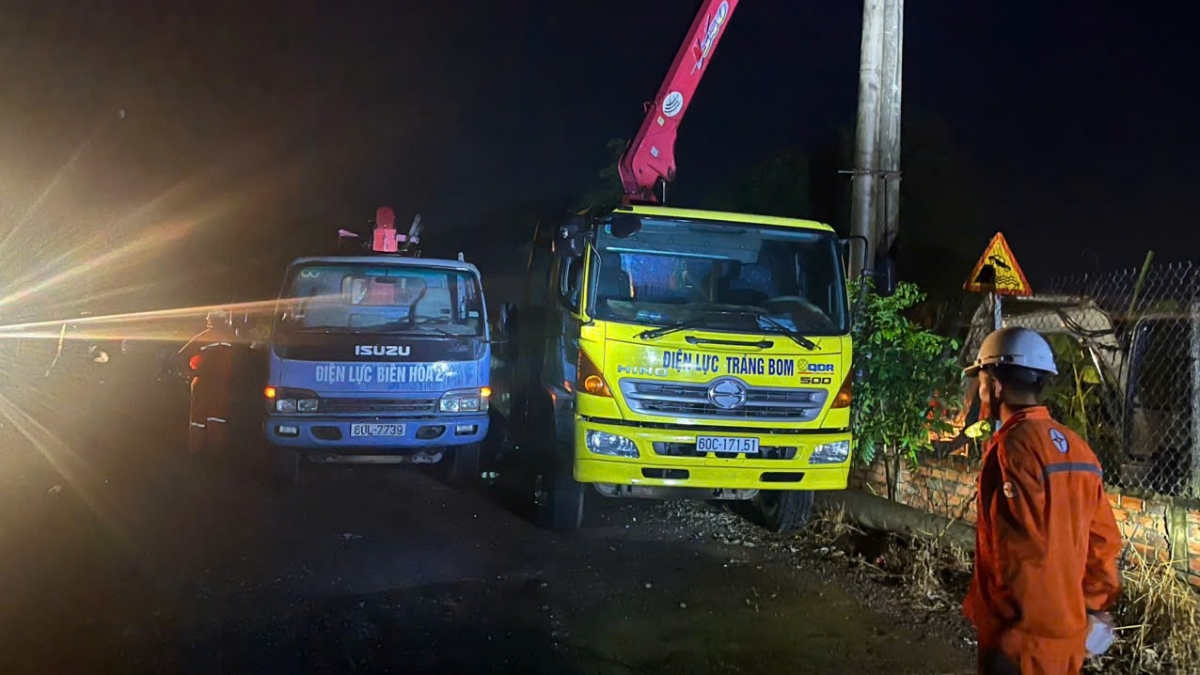 Lực lượng chức năng khẩn trương khắc phục hậu quả.