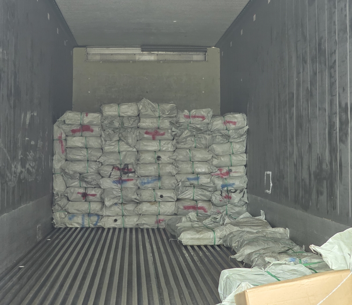 Lực lượng chức năng phát hiện container chứa khoảng 5.000kg chân gà đông lạnh không có giấy tờ.