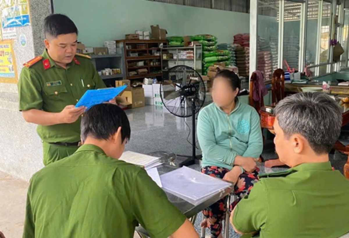 Lực lượng công an làm việc với chủ hộ kinh doanh (ảnh: Công an tỉnh Cà Mau)
