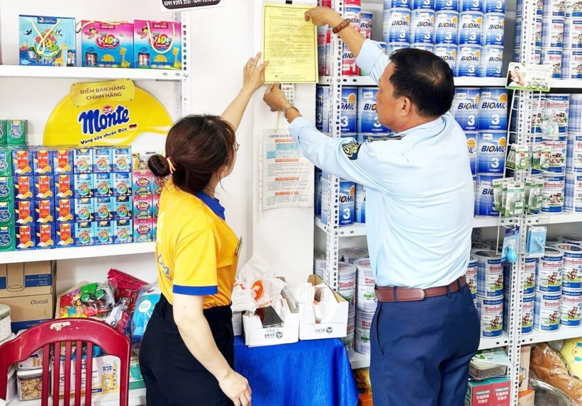 Lực lượng Quản lý thị trường thành phố Đà Nẵng yêu cầu các hộ ký cam kết không vi phạm qui định kinh doanh