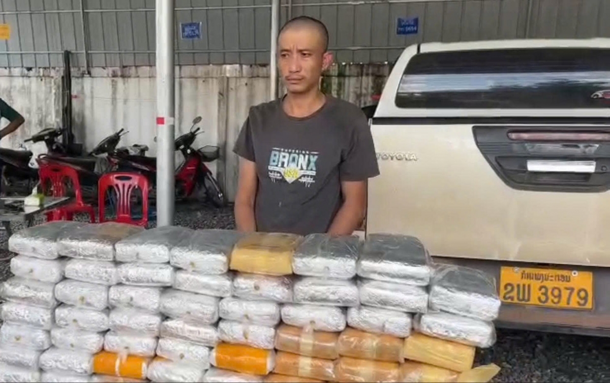 Đối tượng Vàng A Minh cùng tang vật là 67 bánh ma túy tổng hợp bị lực lượng chức năng bắt giữ.