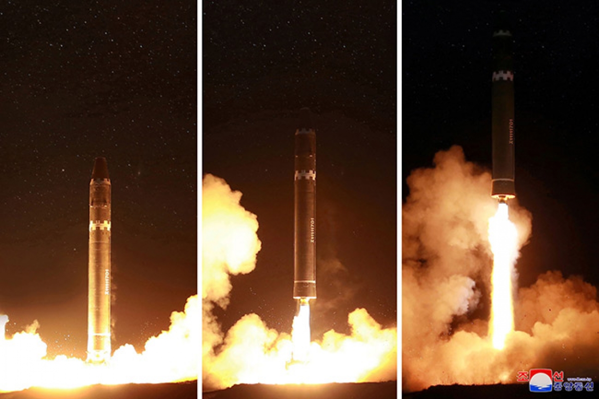 Một vụ phóng tên lửa liên lục địa (ICBM) có khả năng mang theo đầu đạn hạt nhân của Triều Tiên (ảnh Hãng thông tấn trung ương Triều Tiên)