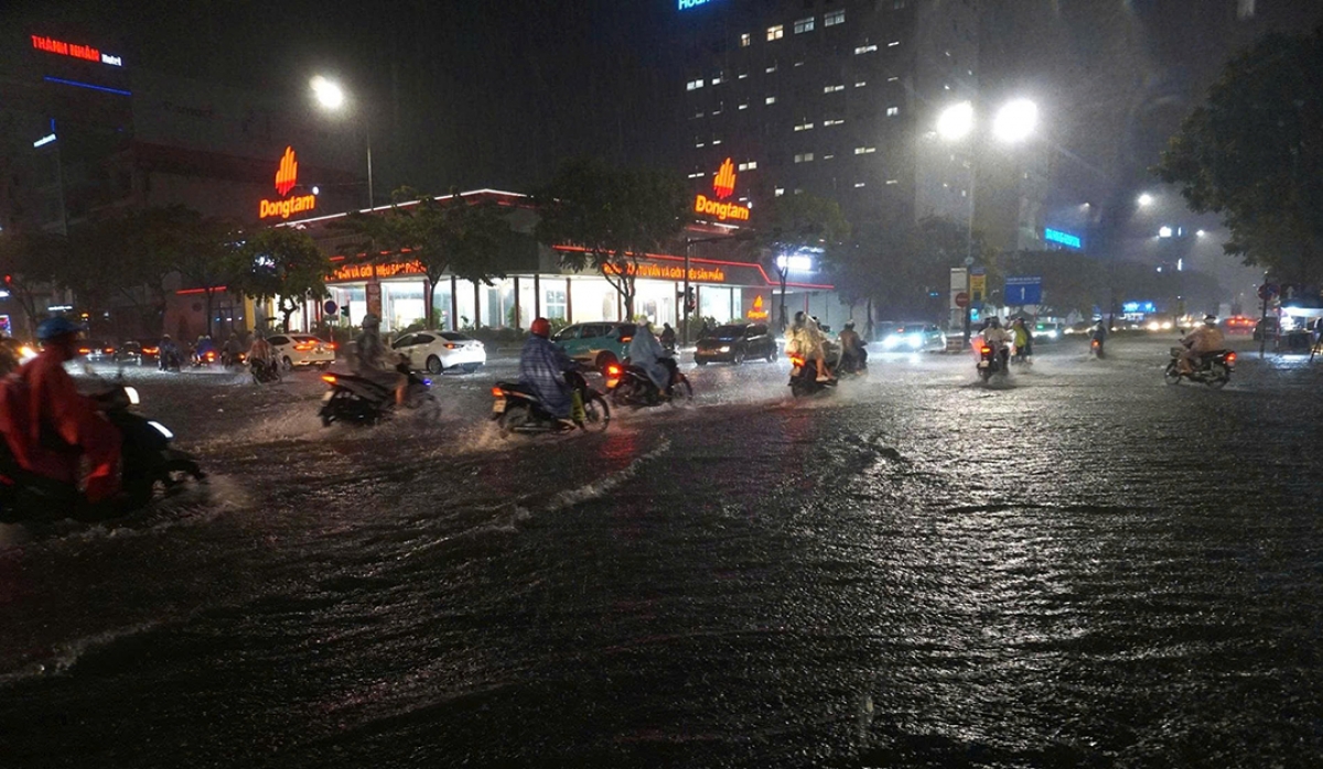 Trên đường Nguyễn Văn Linh khu vực gần Bệnh viện Hoàn Mỹ