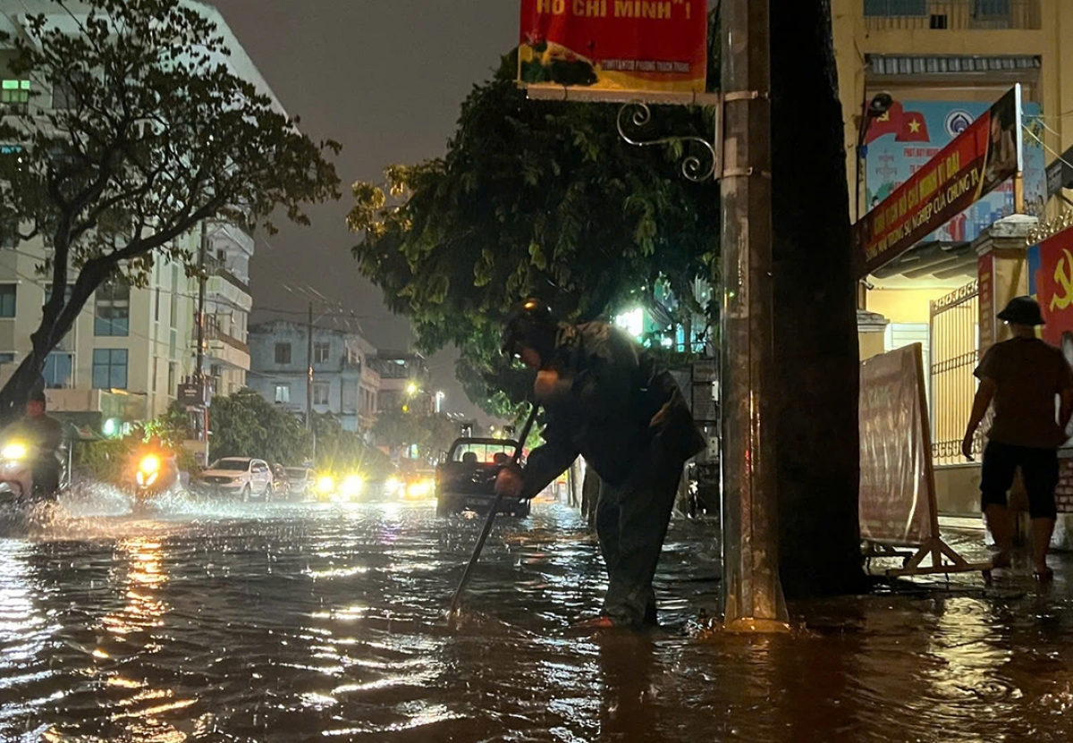 Cơ quan chức năng khơi thông cống thoát nước