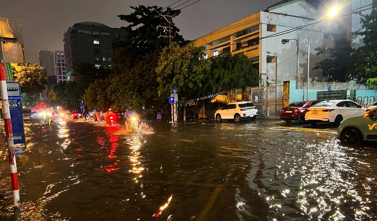 Hiện trời vẫn mưa to nên nước chưa kịp rút
