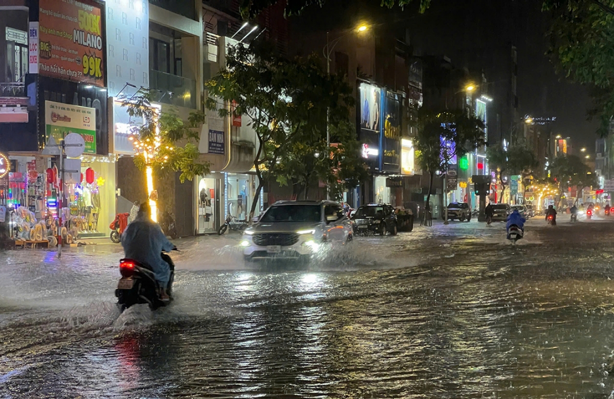 Một số tuyến đường trung tâm thành phố nước thoát không kịp bị ứ lại