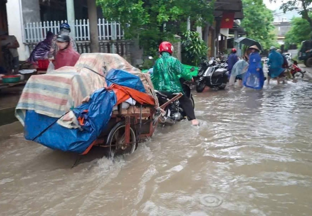 Mưa lũ bất thường làm đảo lộn đời sống người dân.