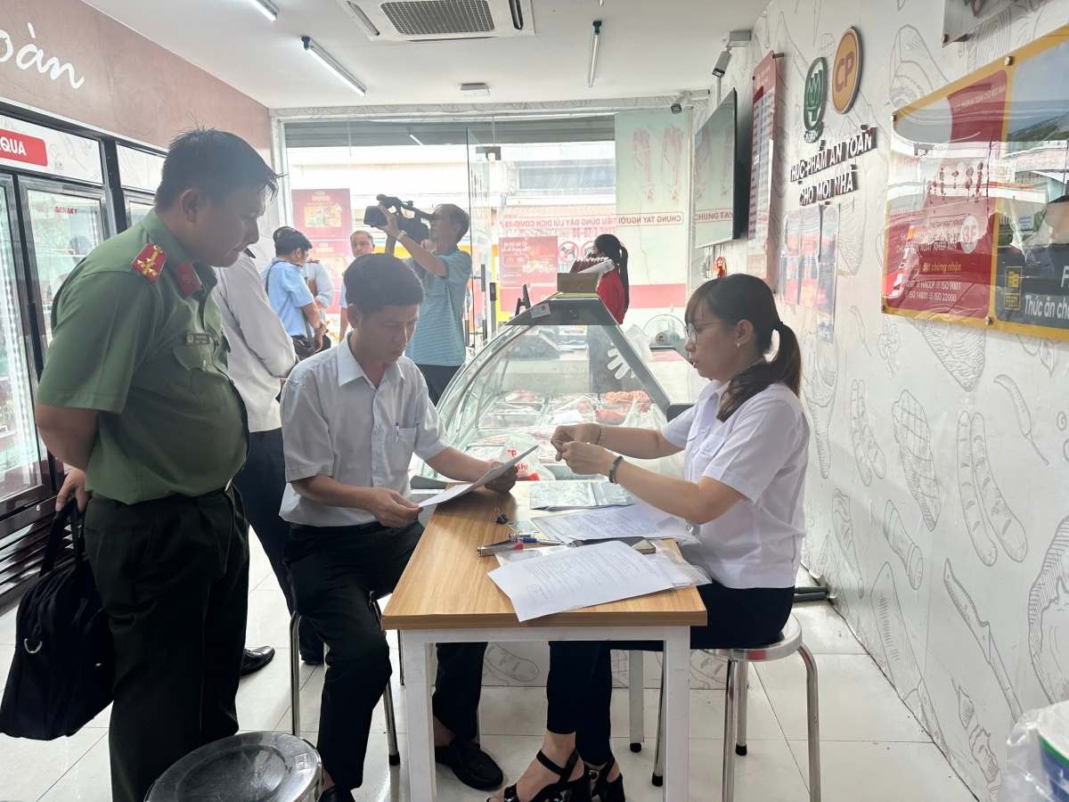 Ngành chức năng kiểm tra tại một cửa hàng của Công ty C.P. Việt Nam tại địa chỉ thị trấn Mỹ Xuyên, huyện Mỹ Xuyên.