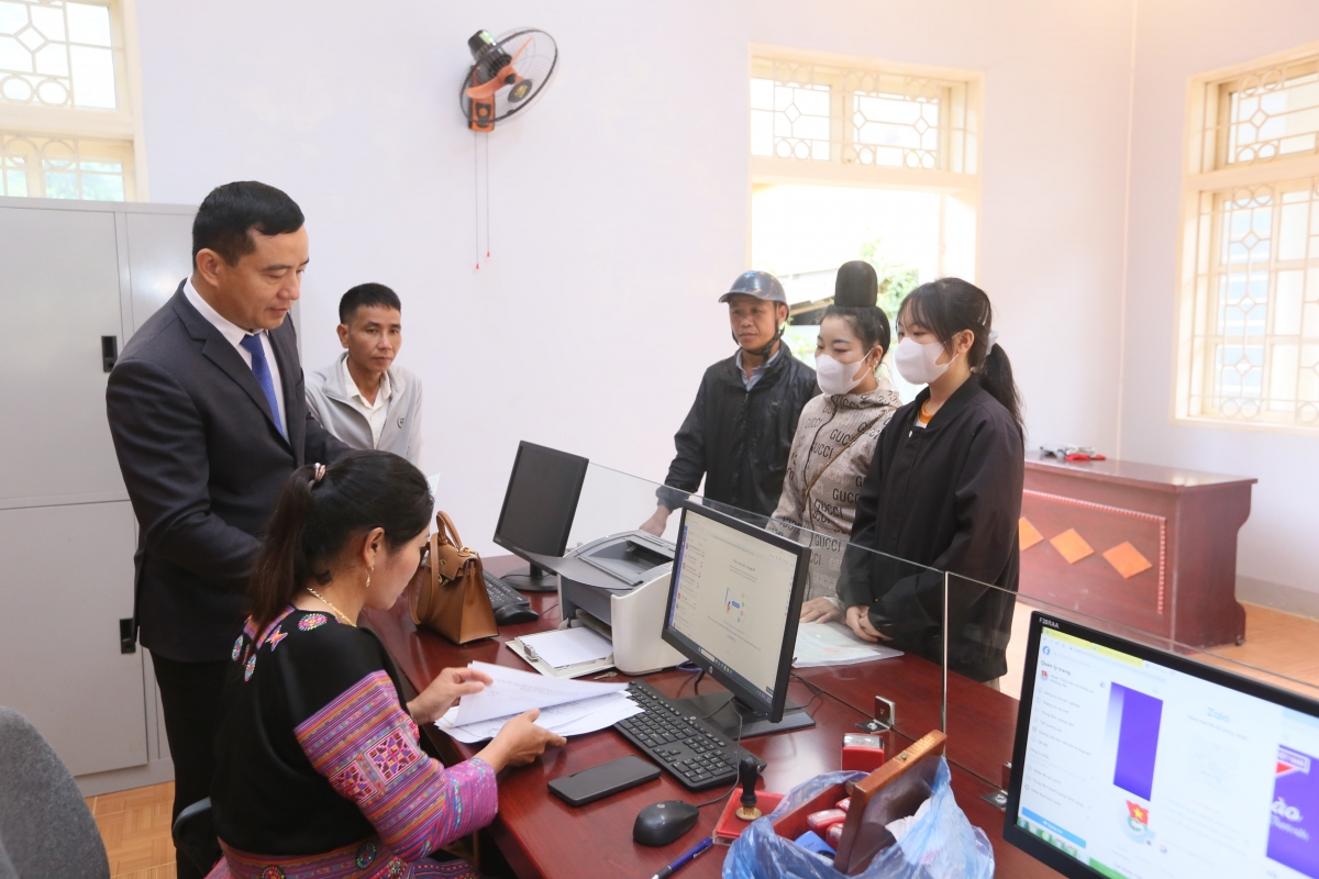 Ngay trong ngày công bố, người dân các xã Chiềng Lương, Nà Ớt (cũ) đến trung tâm phục vụ hành chính công xã Phiêng Pằn để làm các giấy tờ, thủ tục.