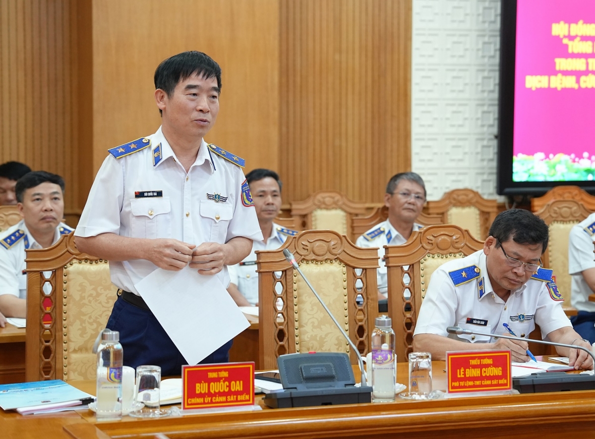 Trung tướng Bùi Quốc Oai phát biểu tại phiên họp.