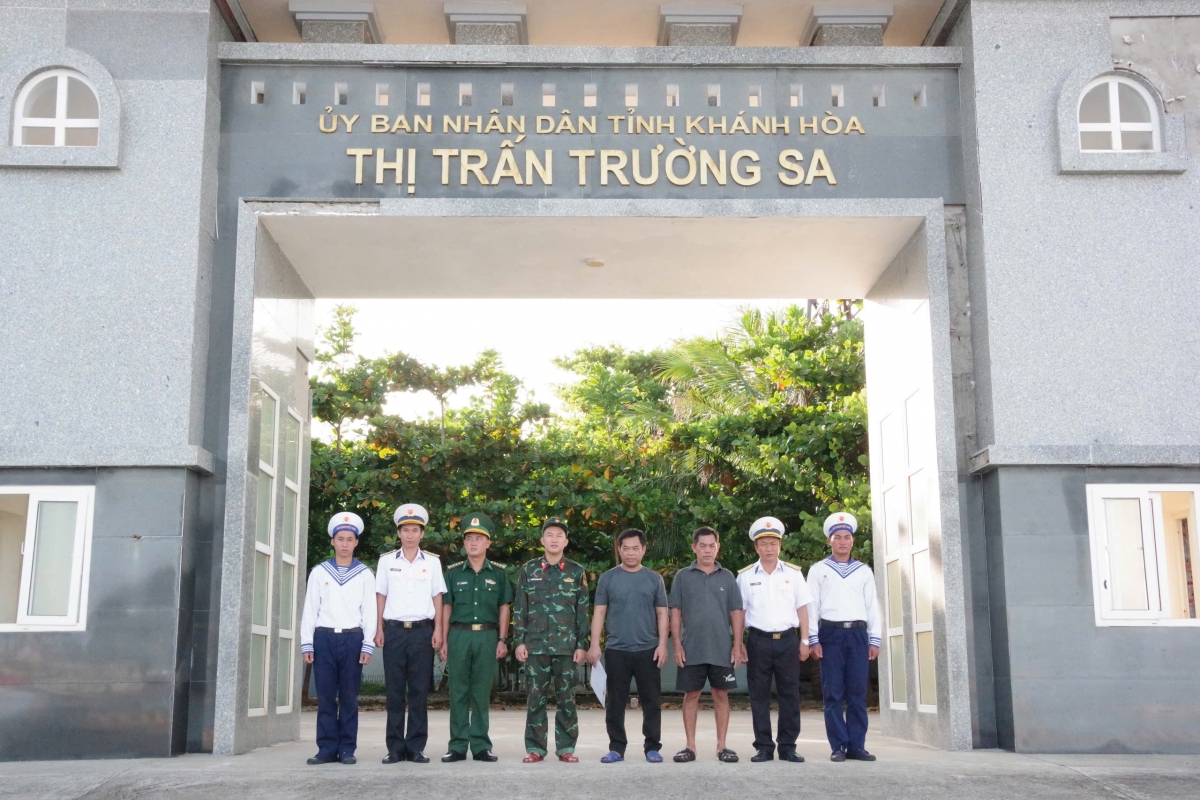 Ngư dân và cán bộ, chiến sỹ đảo Trường Sa chụp ảnh lưu niệm