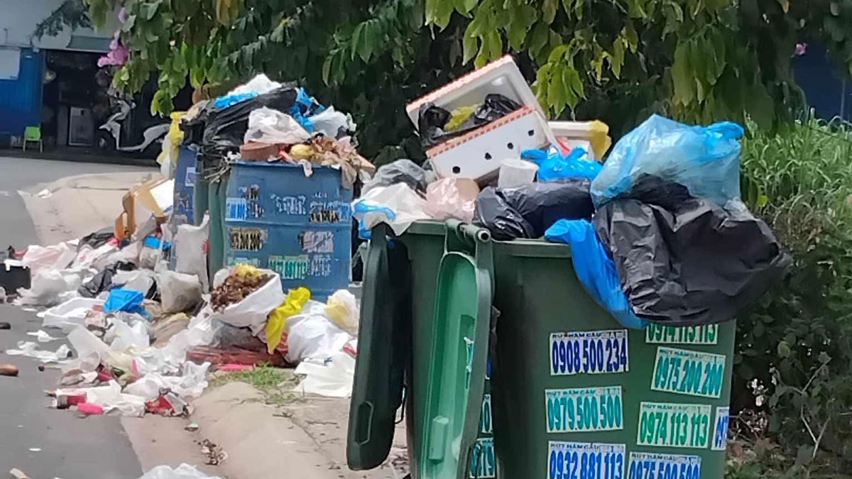 Rác thải đổ khắp nơi.