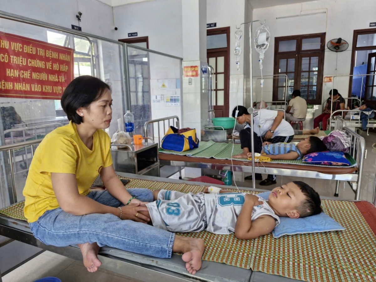 Bệnh nhi sốt xuyết được điều trị tại một BV tại Đắc Lắc