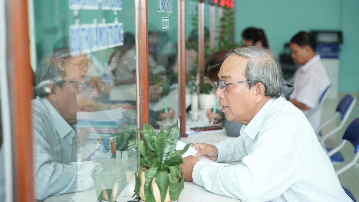 Người dân đến làm thủ tục tại phường Hương An mới.