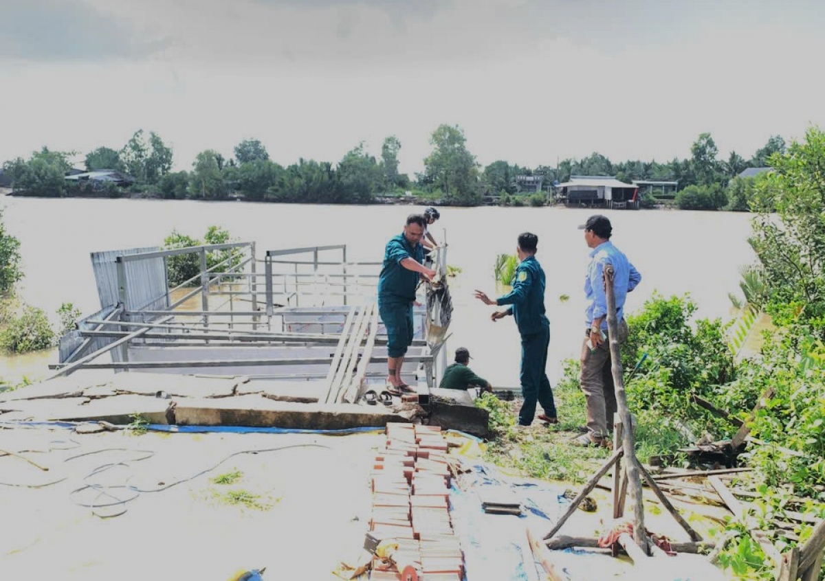 Nhà bà Bích được hỗ trợ xây dựng bị sạt lở xuống sông.