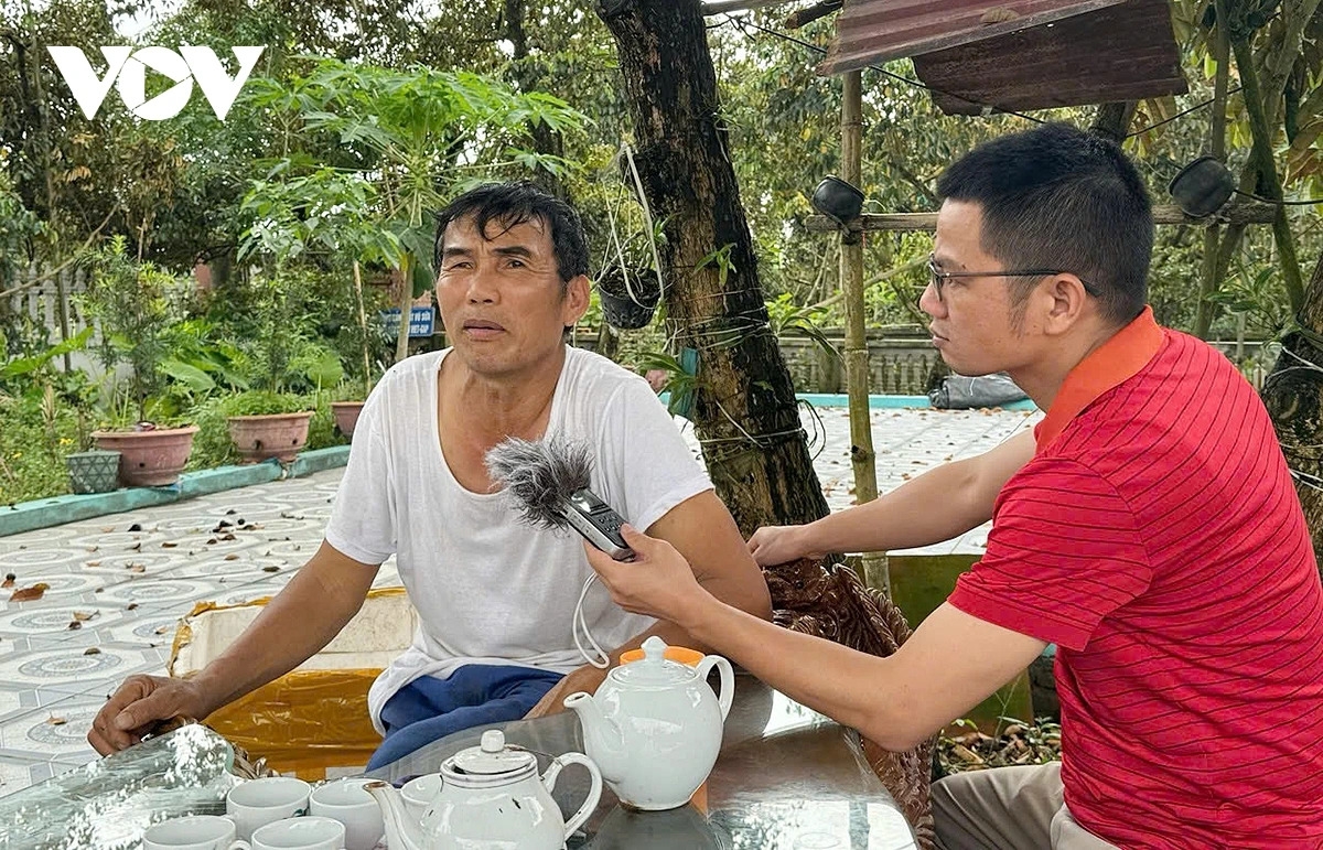 Nhà báo Hữu Hưng phỏng vấn tác nghiệp