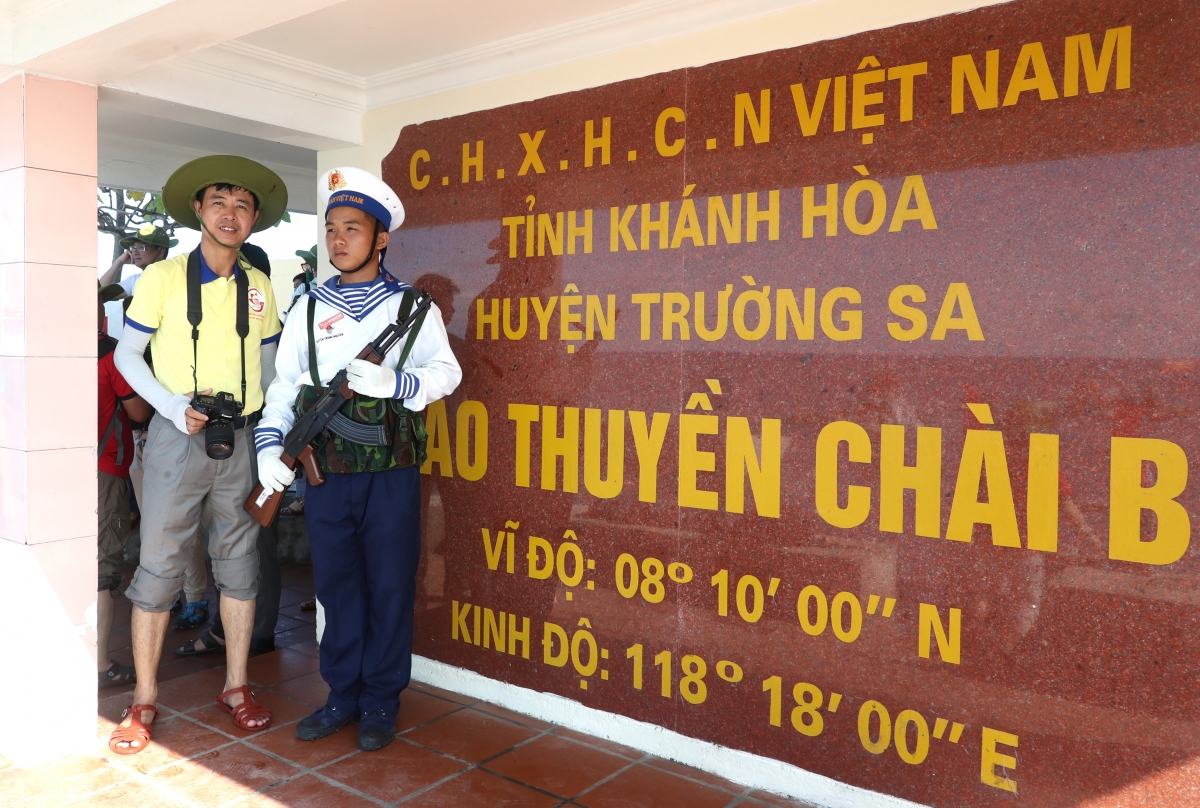 Nhà báo Viết Tôn tác nghiệp ở Trường Sa