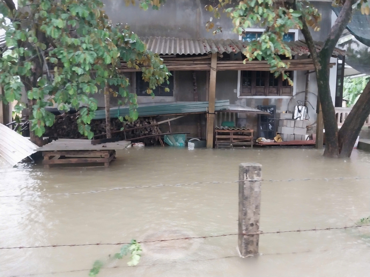 Nhà dân ở vùng thấp trũng bị ngập.