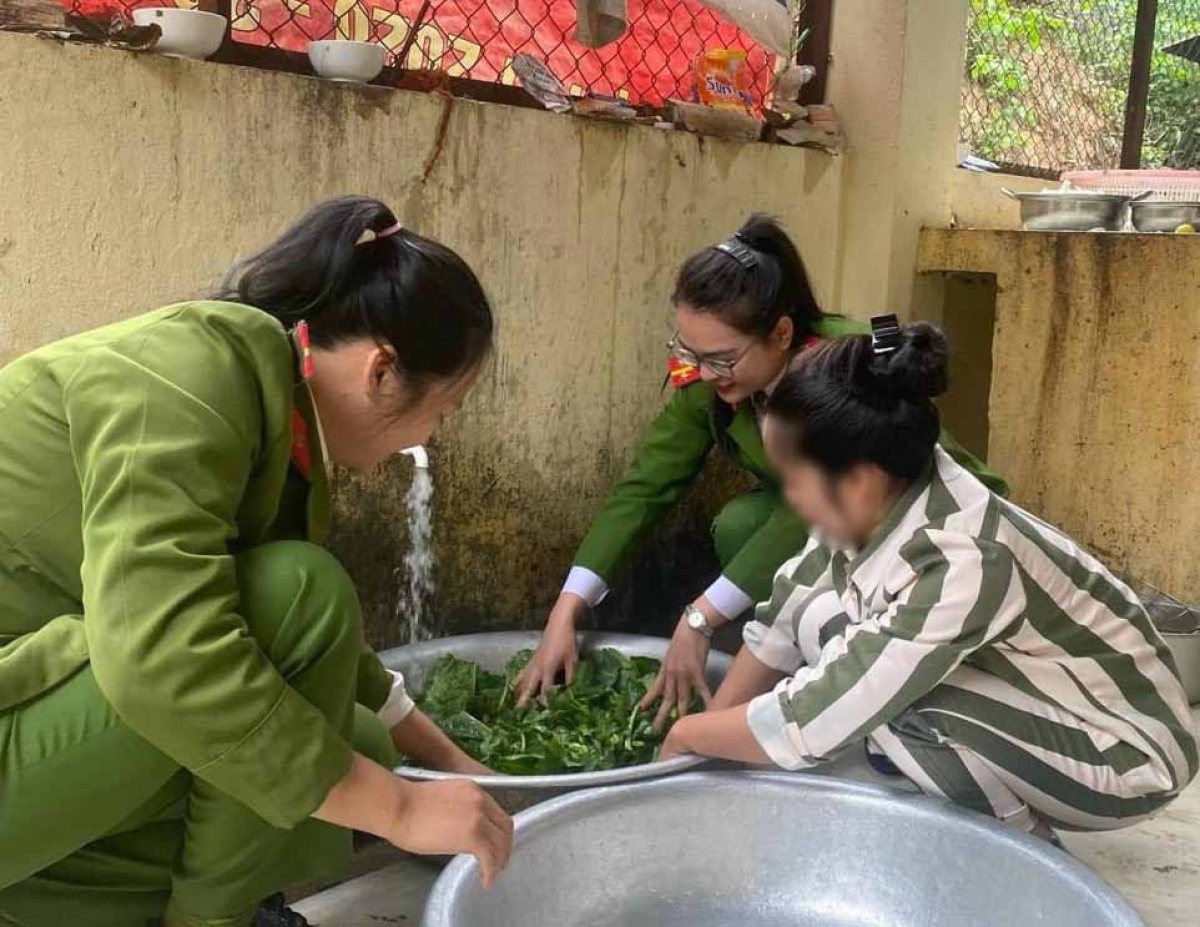 Chuẩn bị bữa cơm gia đình cùng các phạm nhân tại Trại tạm giam công an tỉnh Cao Bằng