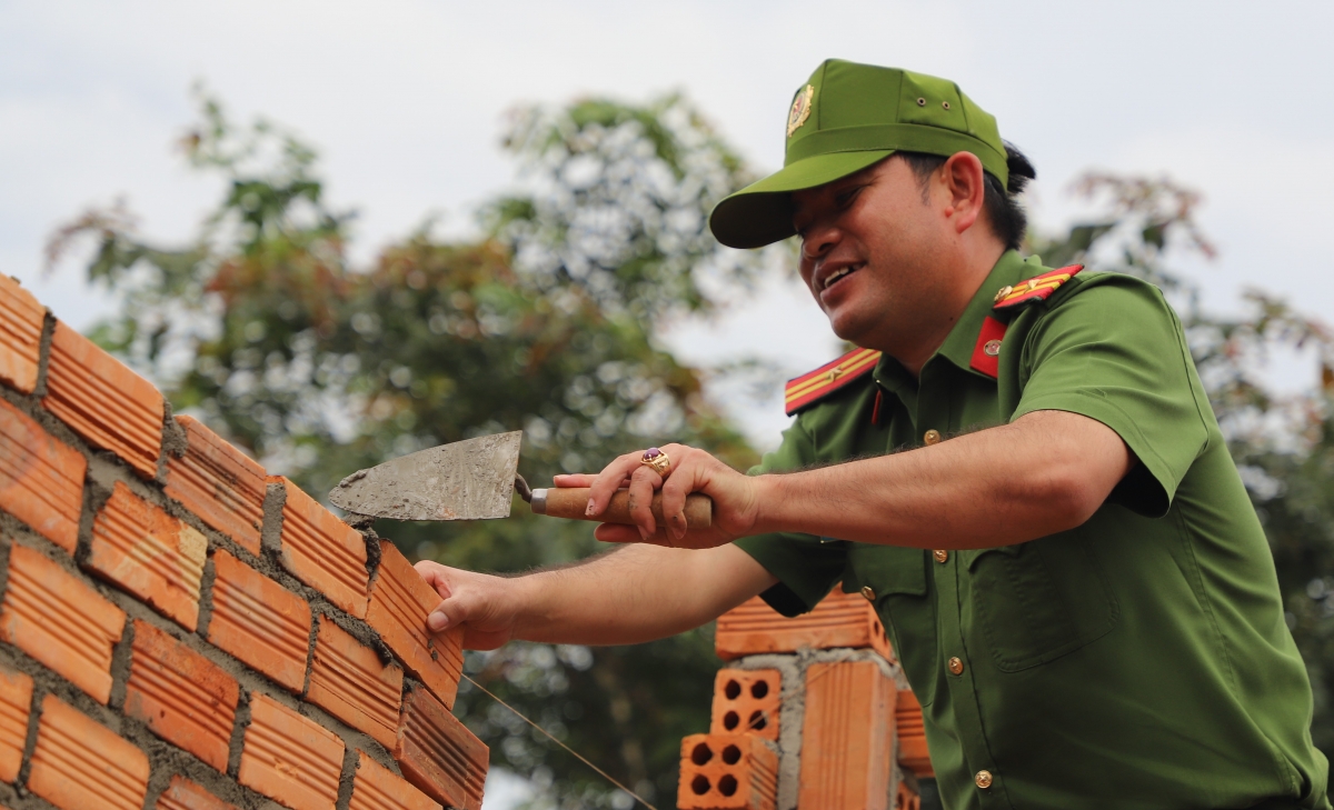 Nhiều cán bộ, chiến sỹ Công an Đắk Nông sắn tay tham gia xây dựng hỗ trợ xoá nhà tạm.