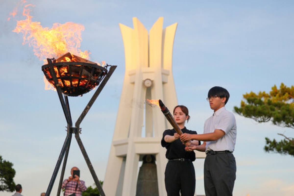 Nhiều nghi thức tưởng niệm nạn nhân chiến tranh và cầu chúc hòa bình được tiến hành. (Ảnh Jiji Press)