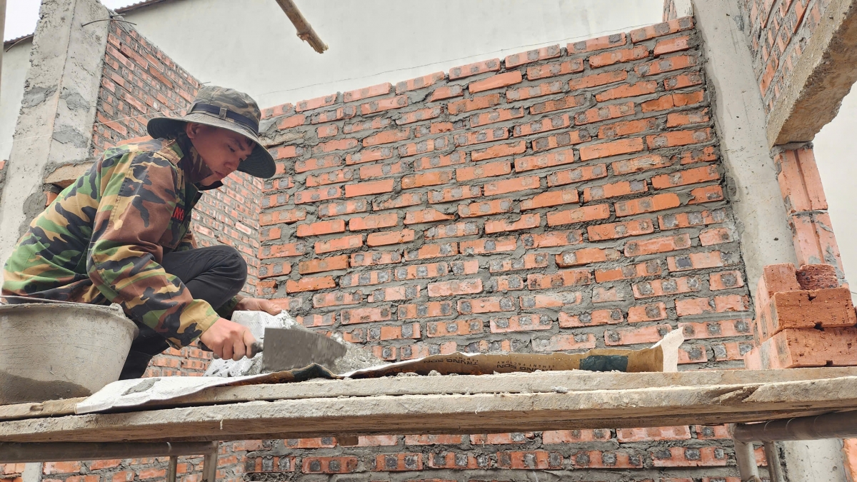 Nỗ lực thi công công trình xoá nhà tạm cho hộ nghèo ở Sơn La.