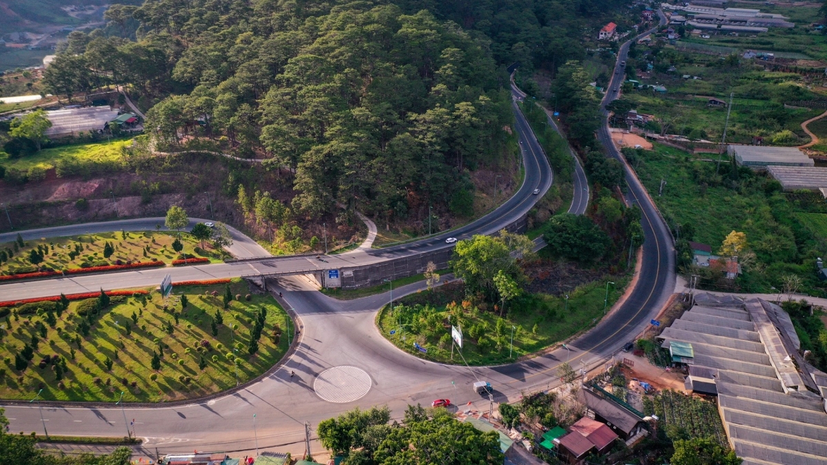 Nút giao tại chân đèo Prenn – điểm cuối của các tuyến cao tốc đường bộ từ TP. HCM và các tỉnh Đông Nam Bộ đi Đà Lạt.