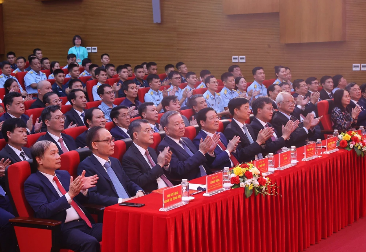 Các đại biểu dự triển lãm