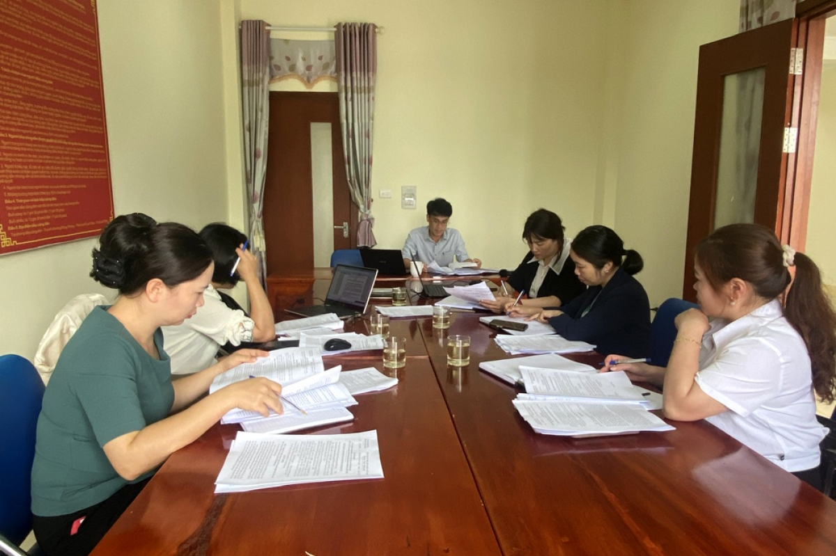 Ông Nghiêm Văn Đẳng, Chủ tịch UBND phường Đông Phong chủ trì cuộc họp cán bộ văn phòng phường Tân Phong mới.