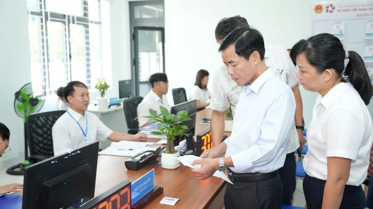 Ông Nguyễn Văn Phương, Chủ tịch UBND thành phố Huế khiểm tra tại phường An Cựu mới.