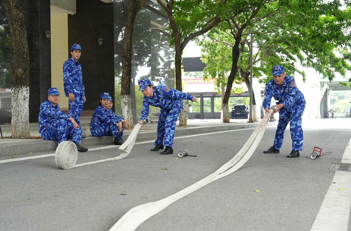 Luyện tập triển khai đường ống dẫn nước để khống chế đám cháy.