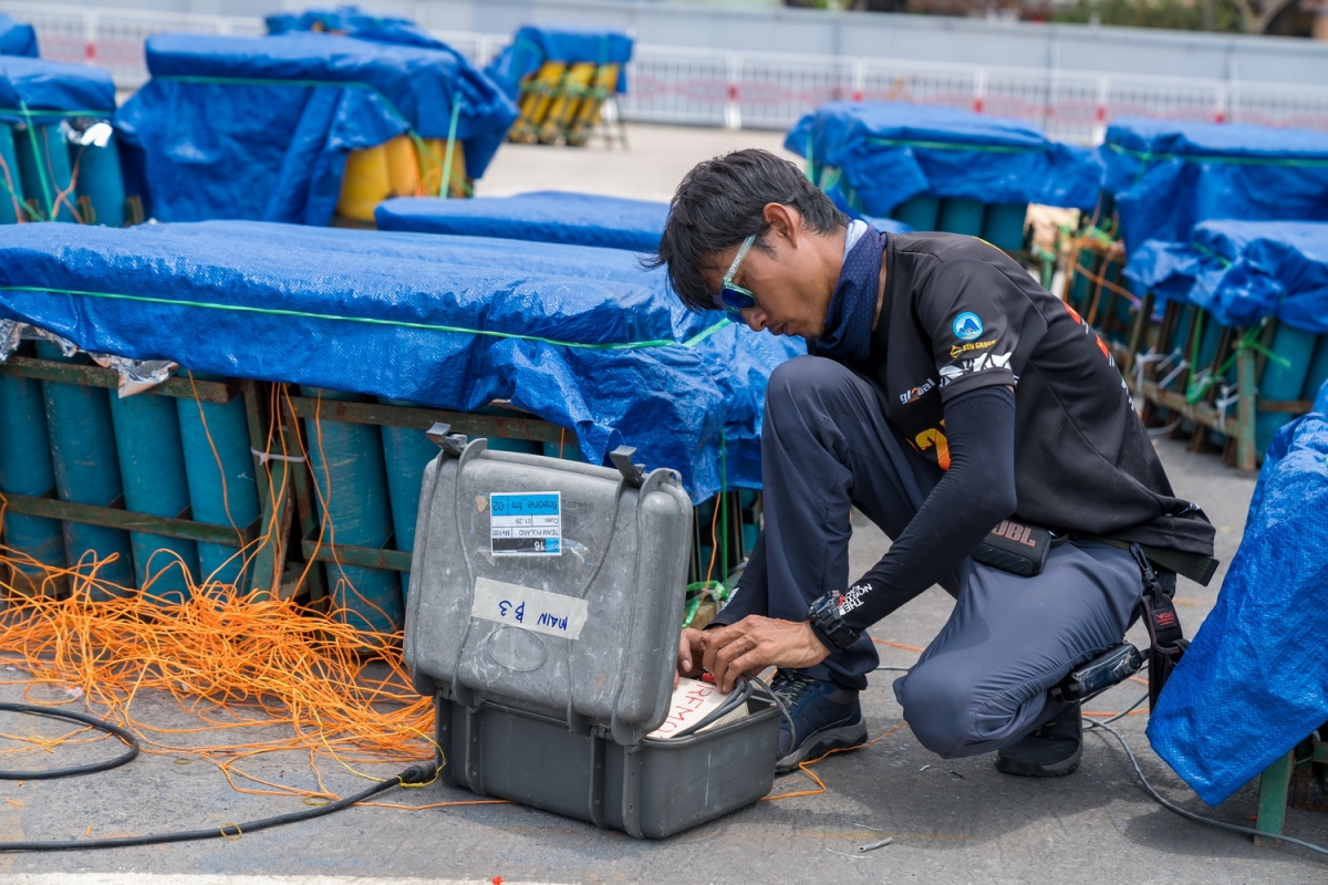 Thành viên đội Ba Lan lắp đặt pháo.