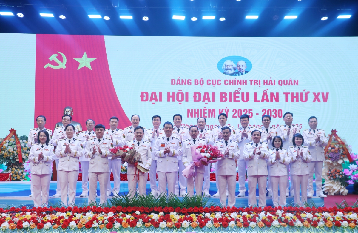 Thiếu tướng Nguyễn An Phong tặng hoa chúc mừng BCH Đảng bộ Cục Chính trị nhiệm kỳ 2025-2030