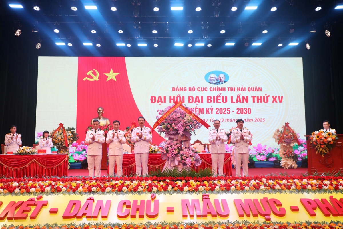 Thiếu tướng Nguyễn An Phong tặng hoa chúc mừng đại hội