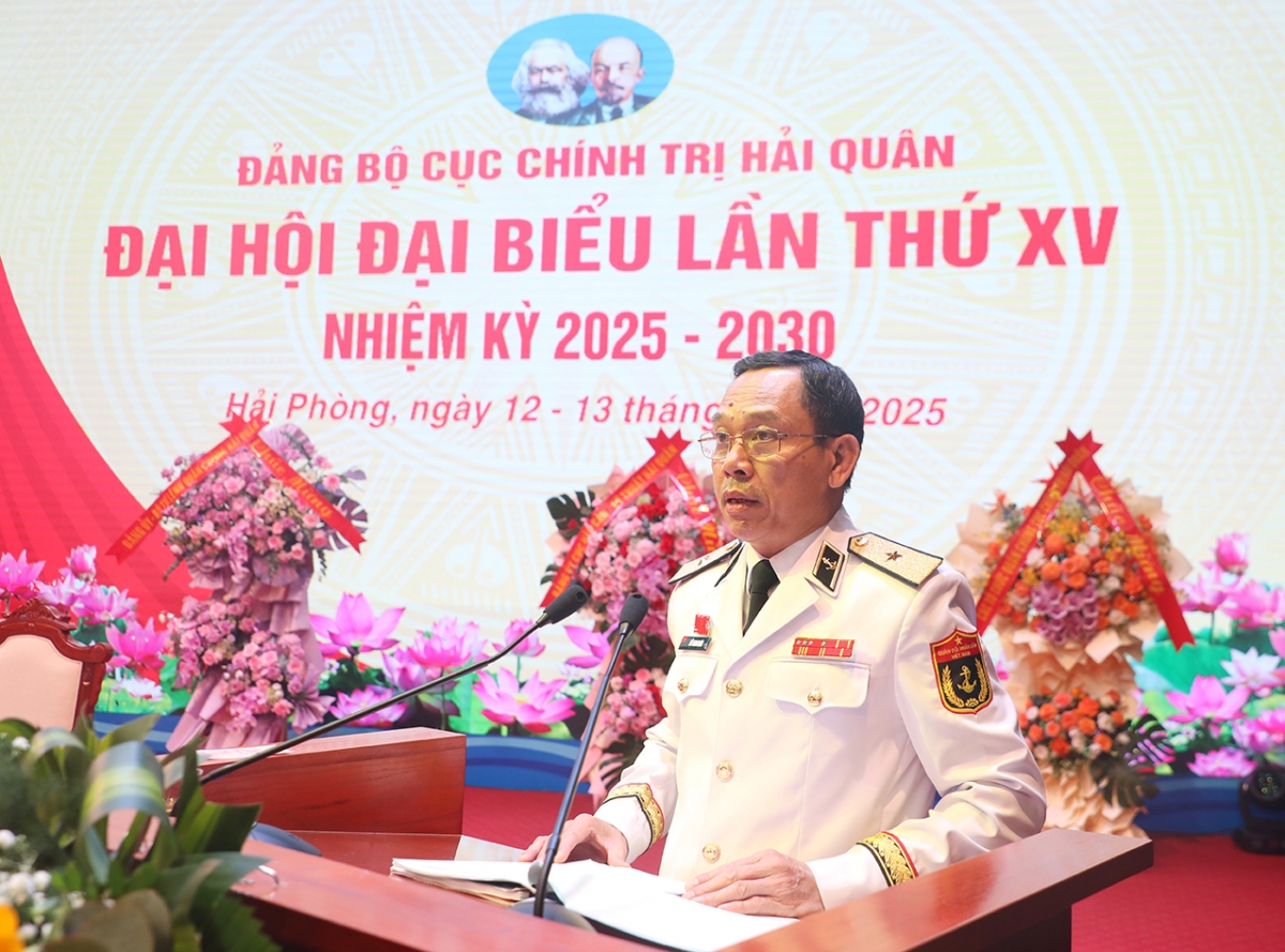 Chuẩn Đô đốc Hồ Thanh Hoàn trình bày báo cáo chính trị