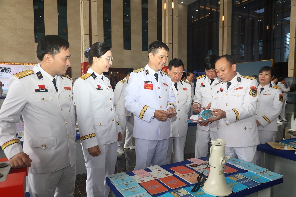 Các đại biểu tham quan khu trưng bày