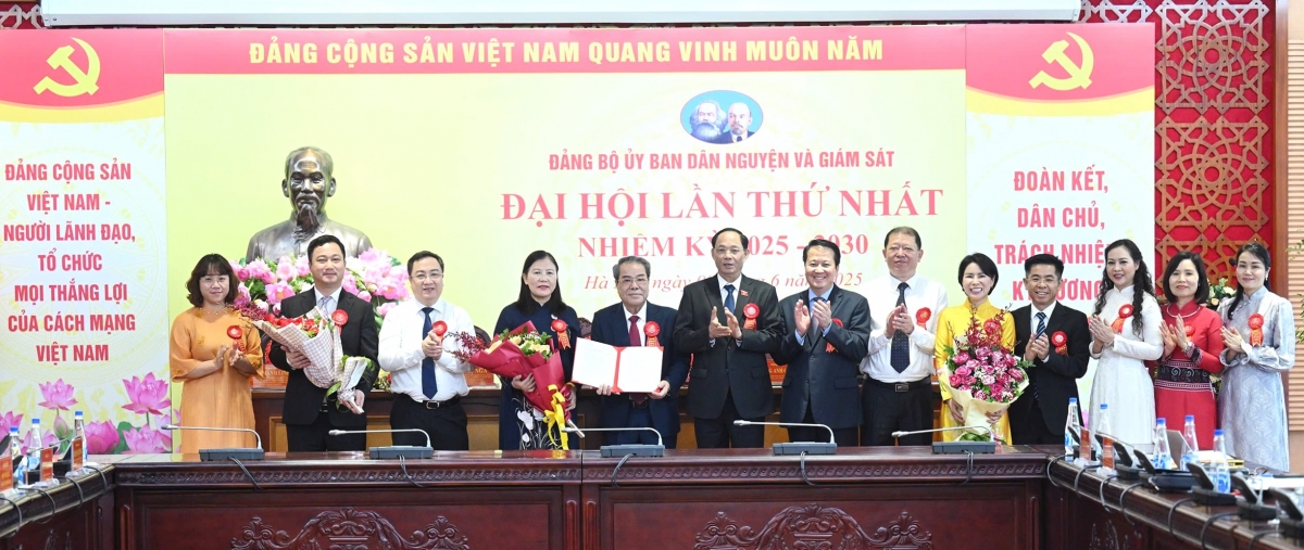 Phó Chủ tịch Quốc hội, Thượng tướng Trần Quang Phương trao Quyết định của Ban Thường vụ Đảng ủy Quốc hội chỉ định tham gia Ban chấp hành, Ban Thường vụ Đảng ủy Ủy ban Dân nguyện và Giám sát nhiệm kỳ 2025 - 2030