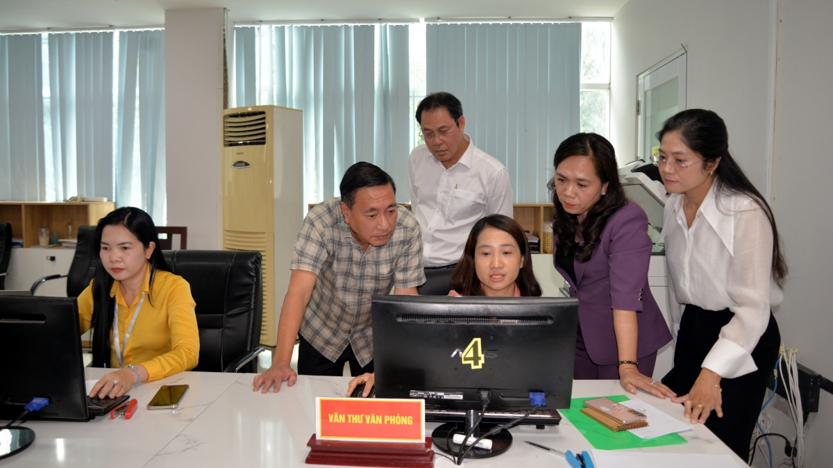 Phó Chủ tịch thường trực HĐND TPHCM Phạm Thành Kiên kiểm tra thực tế tại Quận 3, thành phố Hồ Chí Minh trong ngày đầu vận hành thử nghiệm chính quyền cấp phường, xã mới