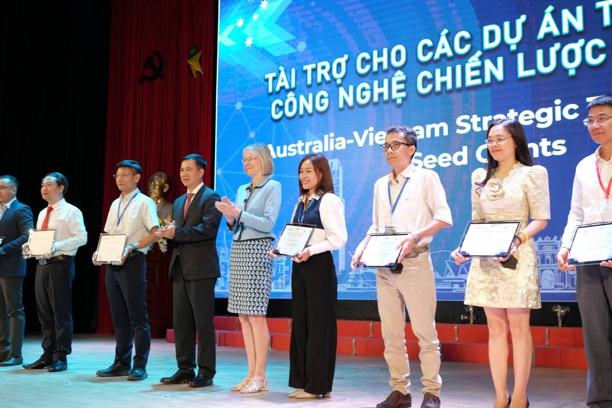 Đại sứ Australia Gillian Bird trao tài trợ cho 8 dự án hạt giống công nghệ chiến lược và 19 Giải thưởng Phụ nữ trong Công nghệ và Sáng tạo