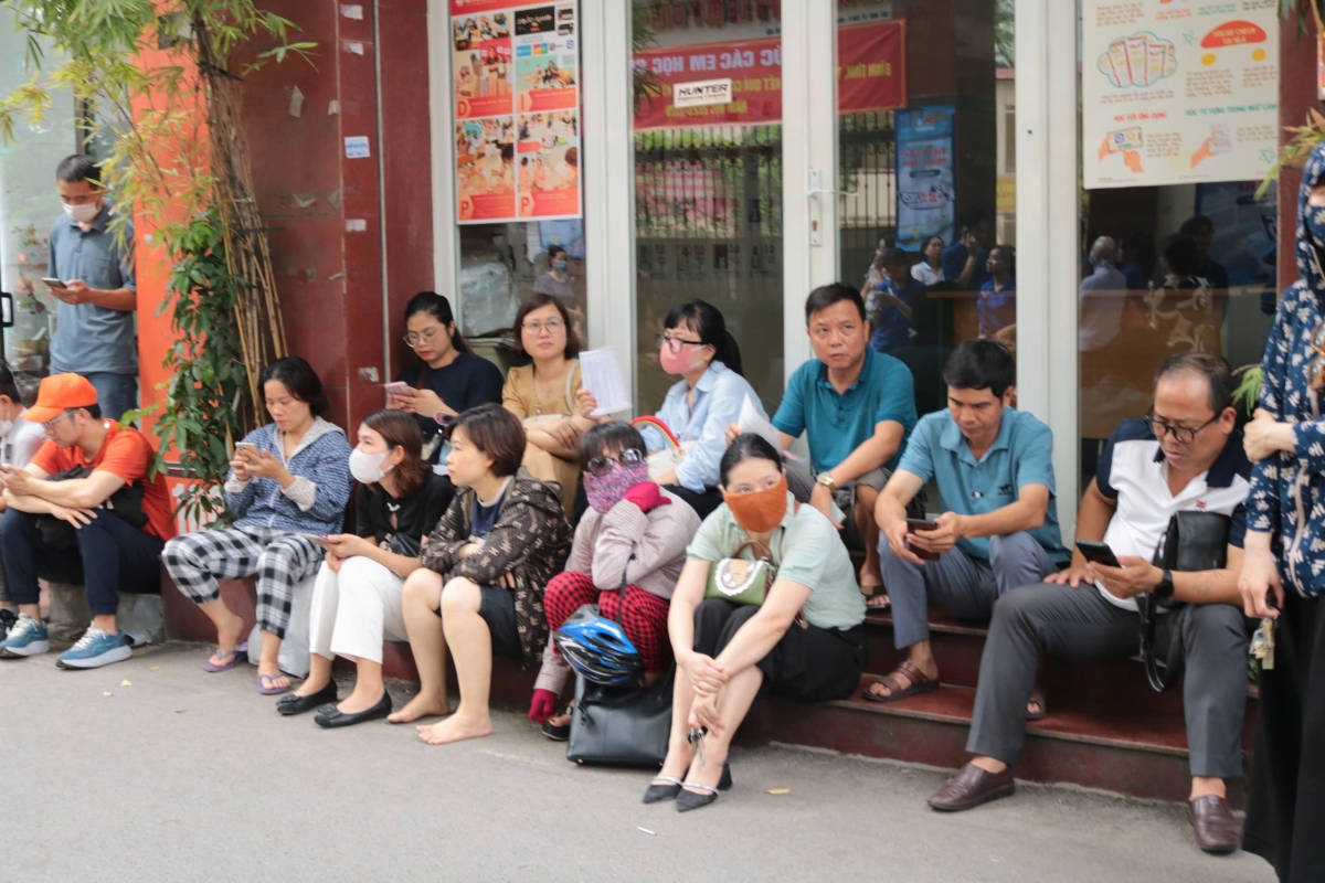 Phụ huynh chờ con bên ngoài điểm thi