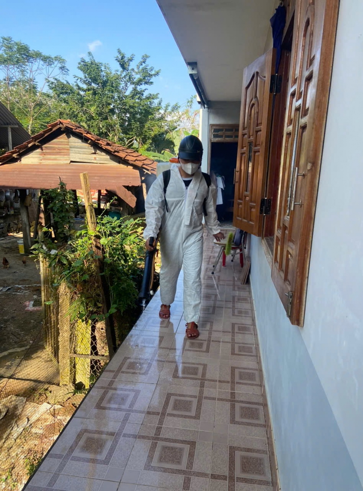 Cán bộ y tế phun thuốc diệt muỗi cho người dân vùng nguy cơ cao mắc sốt xuất huyết