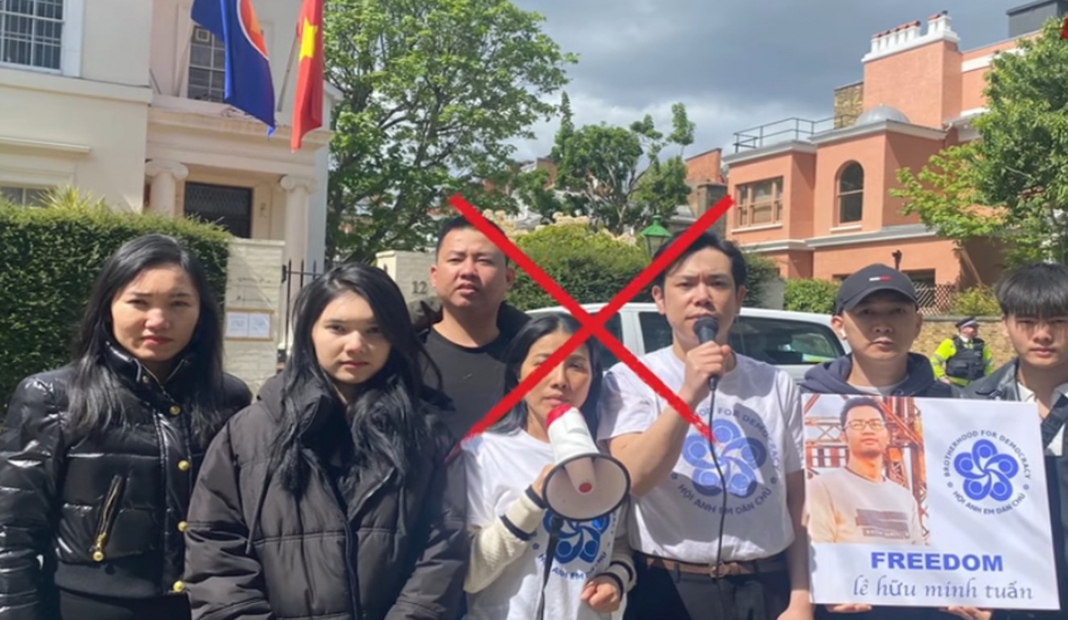 Những du học sinh, người lao động tham gia biểu tình trước Đại sứ quán Việt Nam tại London, Vương quốc Anh vào ngày 04/5. (Ảnh chụp màn hình).