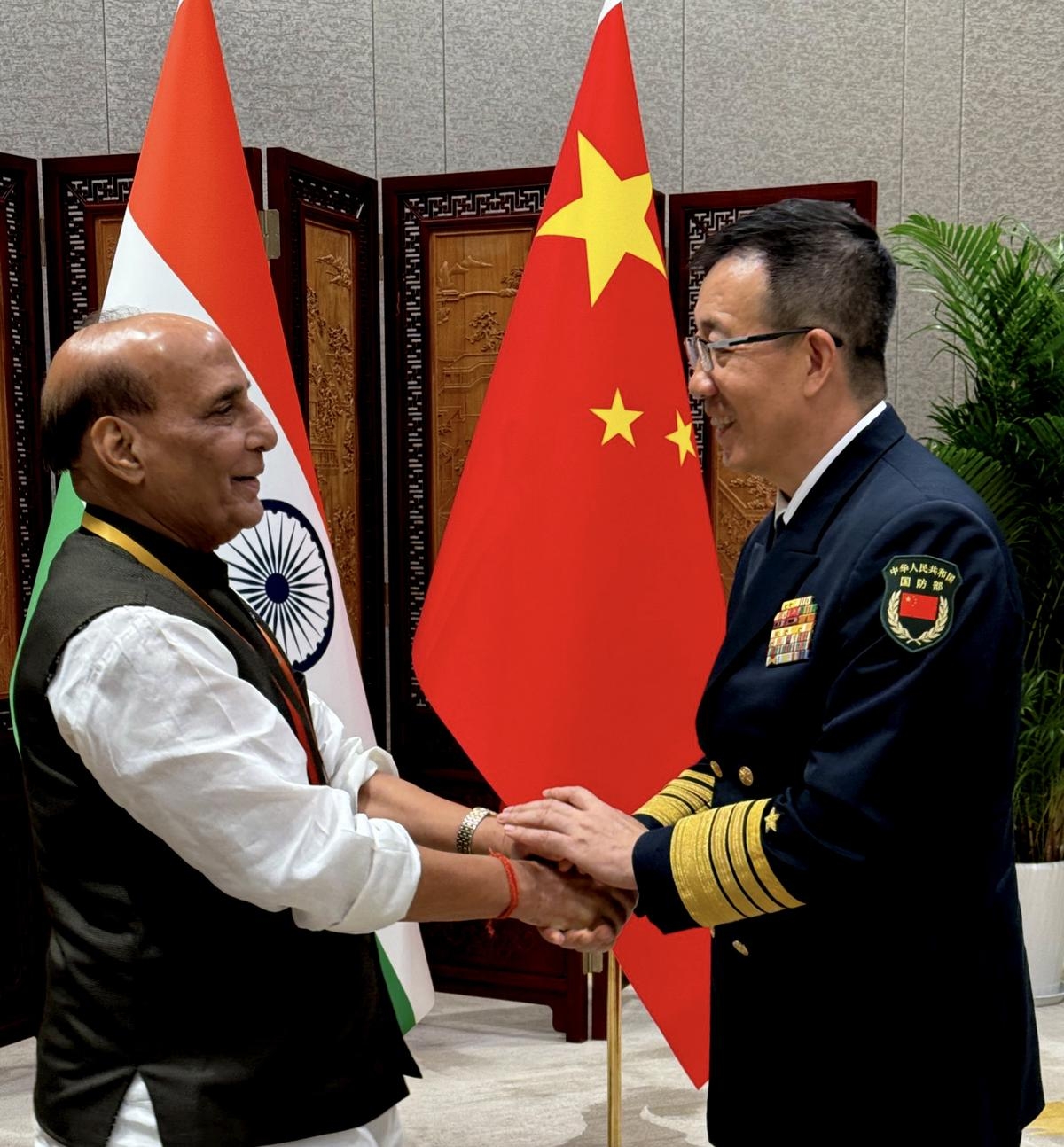 Bộ trưởng Quốc phòng Ấn Độ Rajnath Singh và người đồng cấp Trung Quốc Đổng Quân tại cuộc gặp ở Thanh Đảo, Sơn Đông, Trung Quốc ngày 26/6 (The Hindu)
