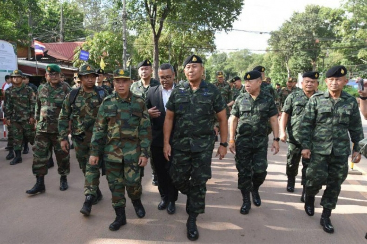 Tướng lĩnh Thái Lan (bên phải) và Campuchia gặp mặt ngày 29/5. Ảnh: Royal Thai Army